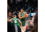 字母哥重要时刻表现优异，雄鹿带队取胜！引发球迷热议(字母哥雄鹿报道视频)